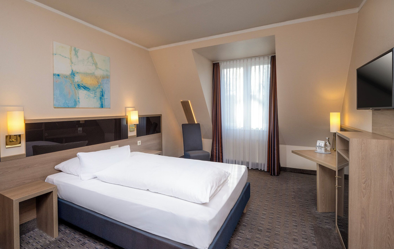 Bedroom 3, Parkhotel Berghoelzchen, Hildesheim