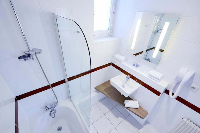 Bathroom 4, CAMPANILE EPINAL CENTRE - Gare, Vosges