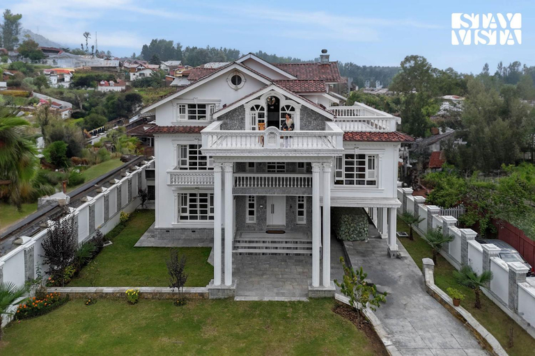 Others 3, StayVista at Midsummer Moon - Mountain View with Courtyard, Srinagar