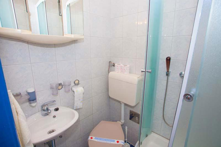 Bathroom 2, Apartments Jarak near beach, Makarska