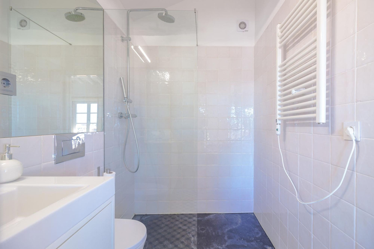 Room 3, Tower 8T in Oporto With 1 Bathrooms, Porto