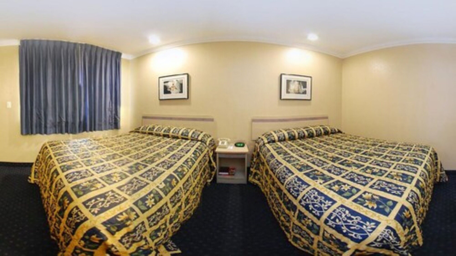 Bedroom 5, Studio 6 Suites – San Bernardino, CA, San Bernardino