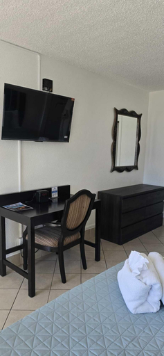 Bedroom 3, Travelsuites Inn, Clark