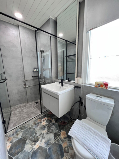Bathroom 5, Lane 32, Tainan