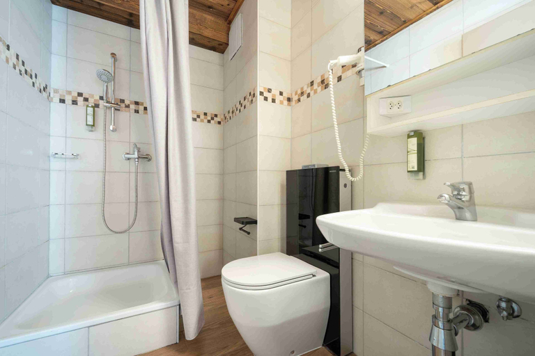 Bathroom 4, Hotel le Grand Chalet, Aigle