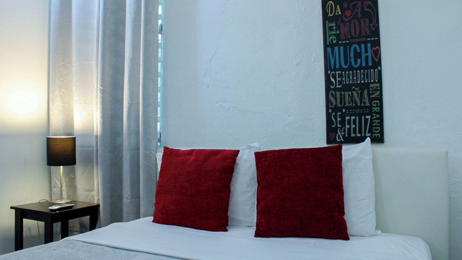 Bedroom 3, Gladiolas 1103