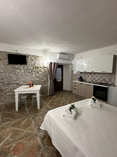 Others 5, B&B Corcillo, Salerno