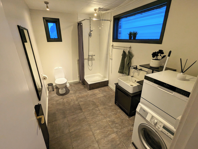 Bathroom 4, Central Apartments, Vestmannaeyjar