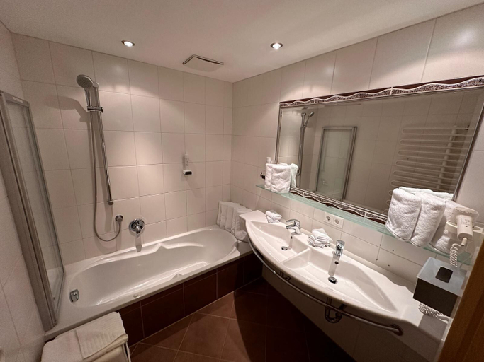 Bathroom, B&B das Alpinhotel Maistatt, Liezen