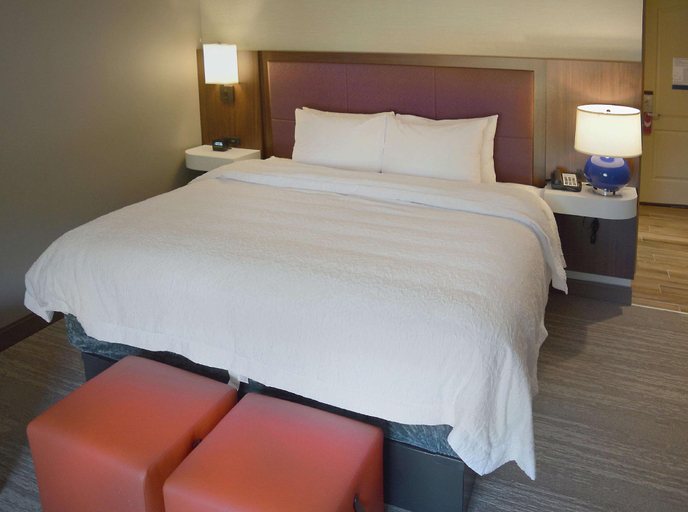 Bedroom 3, Hampton Inn & Suites Philadelphia/Media, Delaware