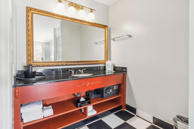 Bathroom 5, Maison St Charles, Orleans