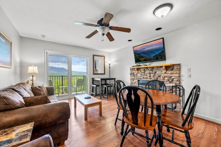 Room 2, Indoor Pool Hot Tub Sauna Sleeps 6 Full Kitchen, Sevier