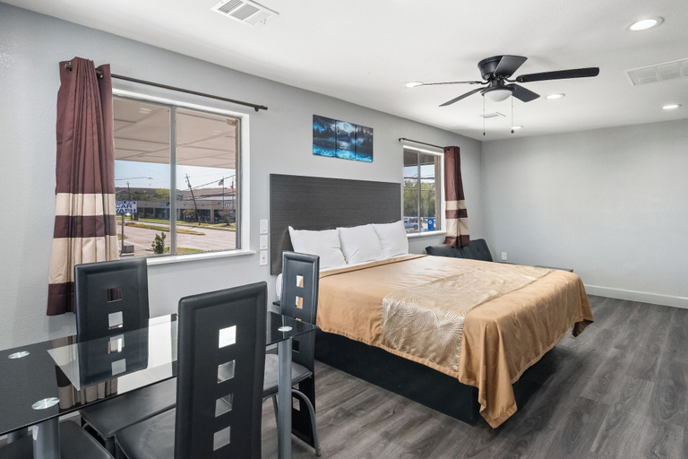 Bedroom 2, Moonlight Inn - Houston I-45 & Airline, Houston