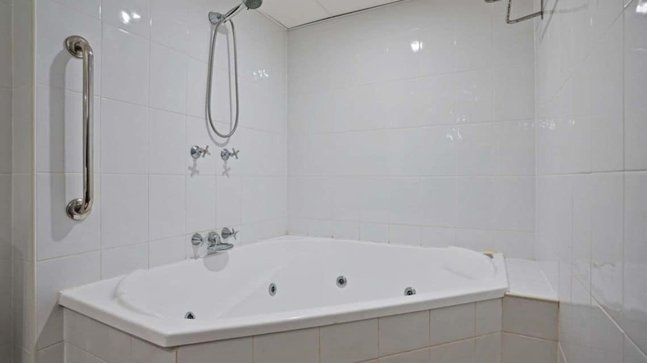 Bathroom 5, The Gladstone, Gladstone