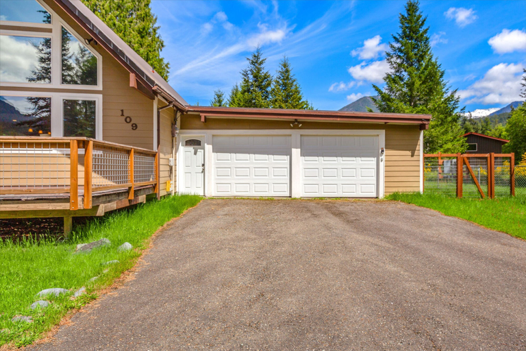 Room 5, Cottonwood Chalet in Packwood, Lewis