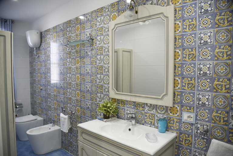 Bathroom 3, La Laura di Paestum - case vacanze, Salerno