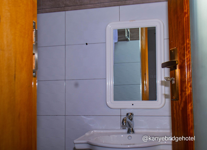 Bathroom 4, KANYE BRIDGE HOTEL, Buikwe