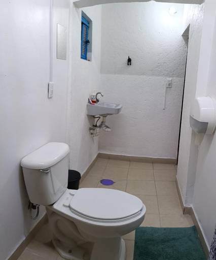 Bathroom 4, Oasis Airport, Mexico City