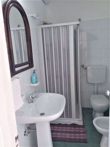 Bathroom 5, Orpheus, Messina