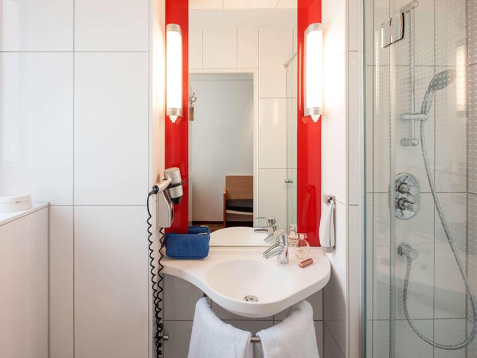 Bathroom 4, Ibis Nuernberg Hauptbahnhof, Nürnberg