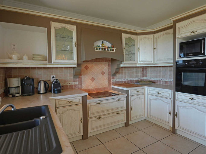 Private kitchen 3, Beautiful Villa in Vidauban With Seasonal Pool, Var