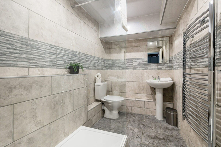Bathroom, Host Apartments Mathew St Studio, Sefton