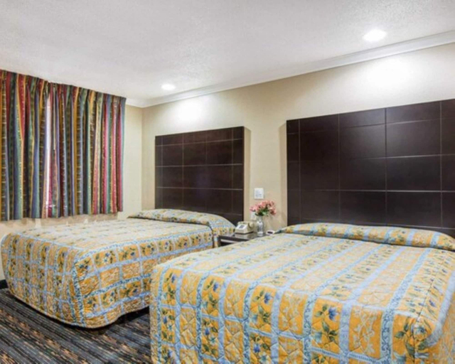 Bedroom 1, Studio 6 Suites – San Bernardino, CA, San Bernardino