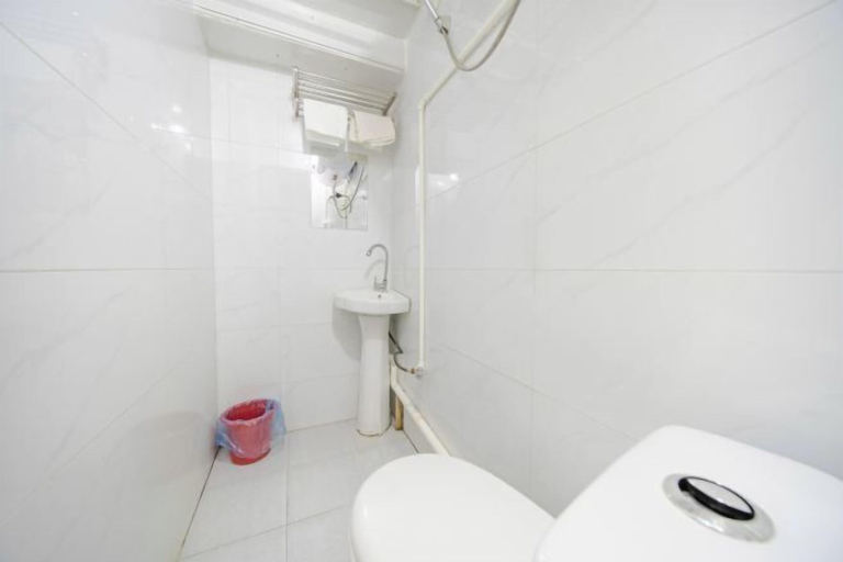 Bathroom 3, Xingwang Hostel, Shanghai