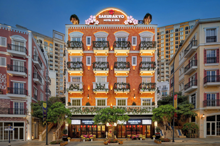 Exterior & Views