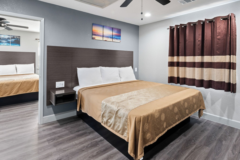 Bedroom 2, Moonlight Inn - Houston I-45 & Airline, Houston