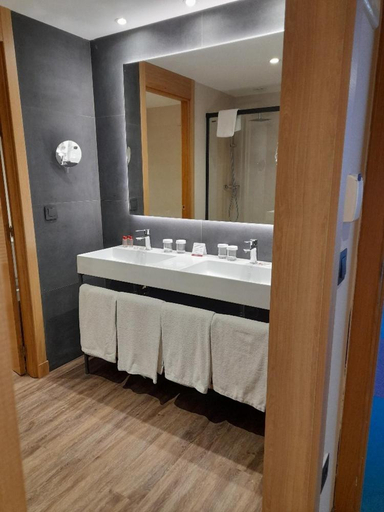 Bathroom 3, Gran Hotel Benasque Spa, Huesca