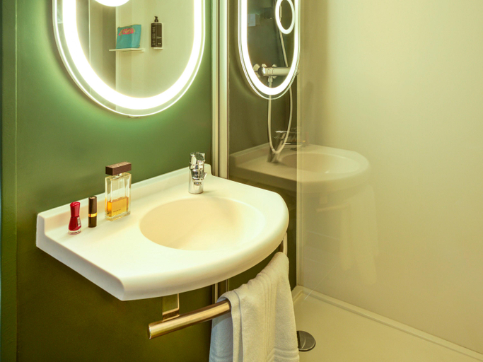 Bathroom 5, Ibis Annecy Cran Gevrier, Haute-Savoie