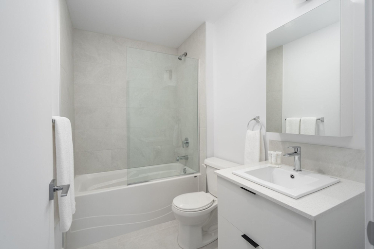 Bathroom 4, Sonder Le Victoria, Montréal