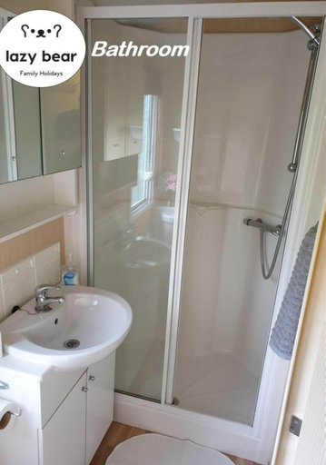 Bathroom 3, Charming 3-bed Holiday Home in Poole, Rockley Park, Poole