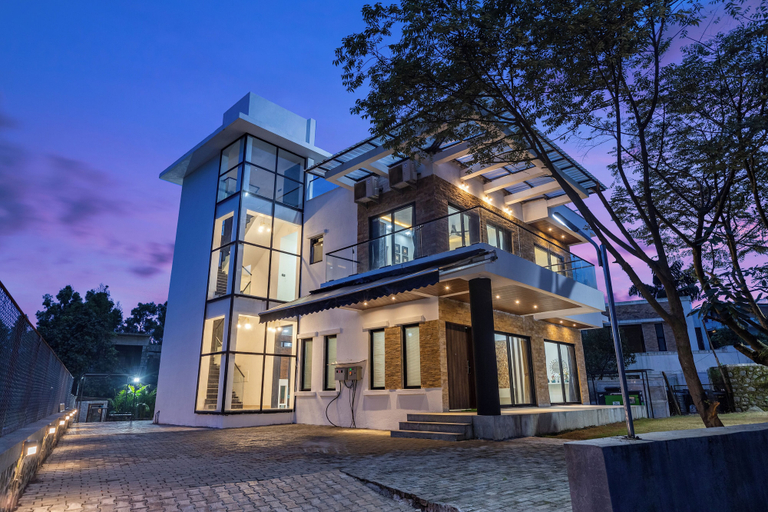 Exterior & Views