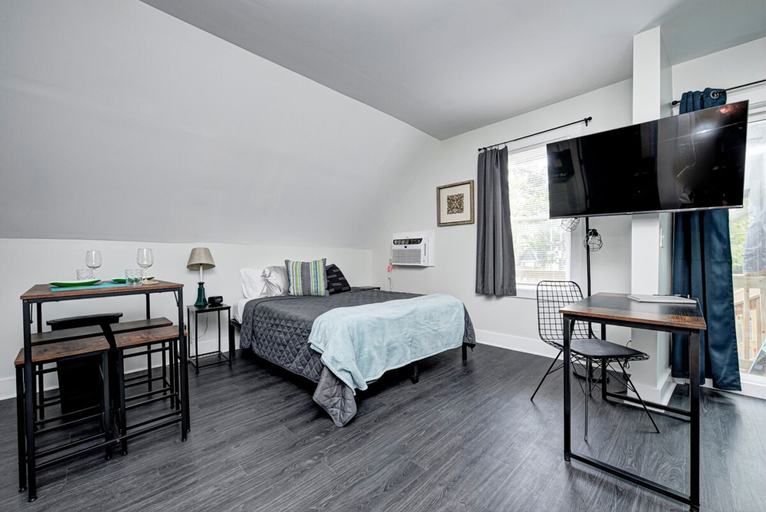 Bedroom 5, The Oasis Studio - Fountain Square, Marion