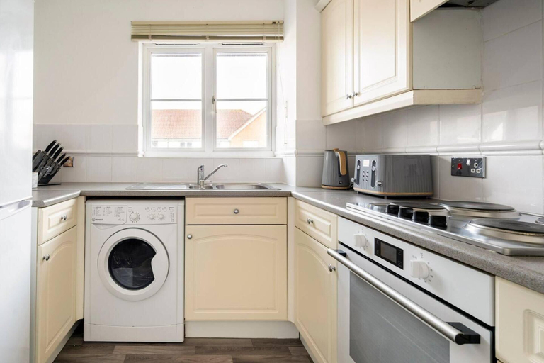 Others 5, Immaculate 2-bed Apartment in Welwyn Garden City, Hertfordshire