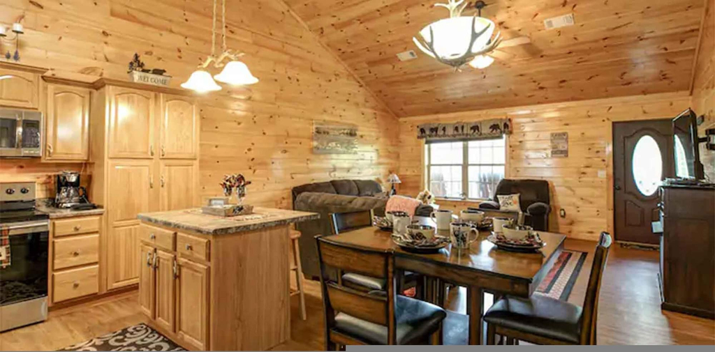 Room 5, Amazingly Cozy Close to Attractions Fire Pit, Sevier
