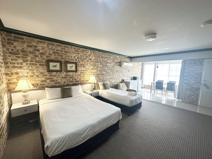 Bedroom 4, Airport Motel Sir Francis Drake, Port Stephens