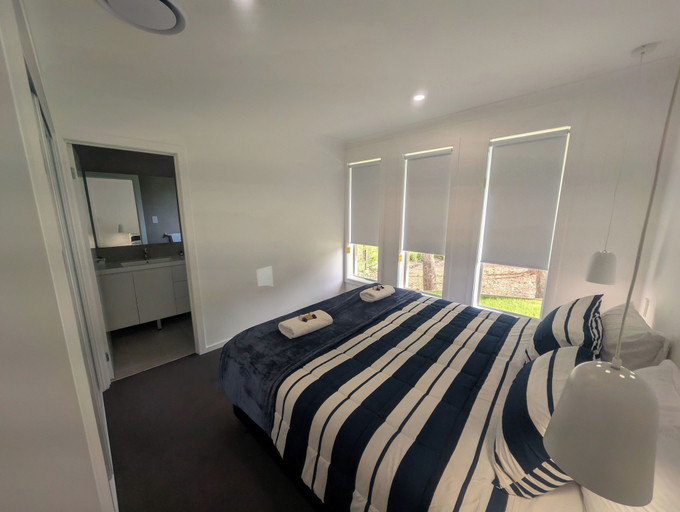 Others 4, Strawberry Lodge, Lake Macquarie - North
