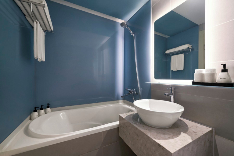 Bathroom 4, Signature by M Village Thợ Nhuộm, a brand of Modern Village Lifestyle, Hoàn Kiếm