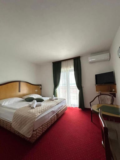 Others 4, Hotel Bavaria, Seget