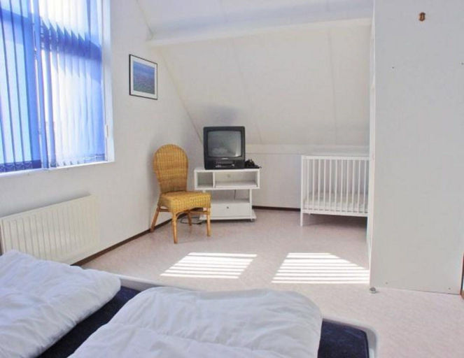 Room 3, Beachside Retreat w/ BBQ, Sluis