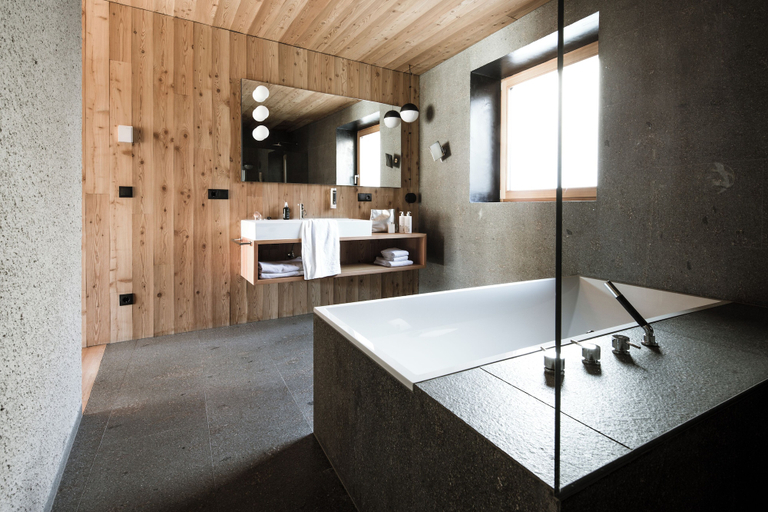 Bathroom 5, Hotel Weisses Kreuz, Bolzano