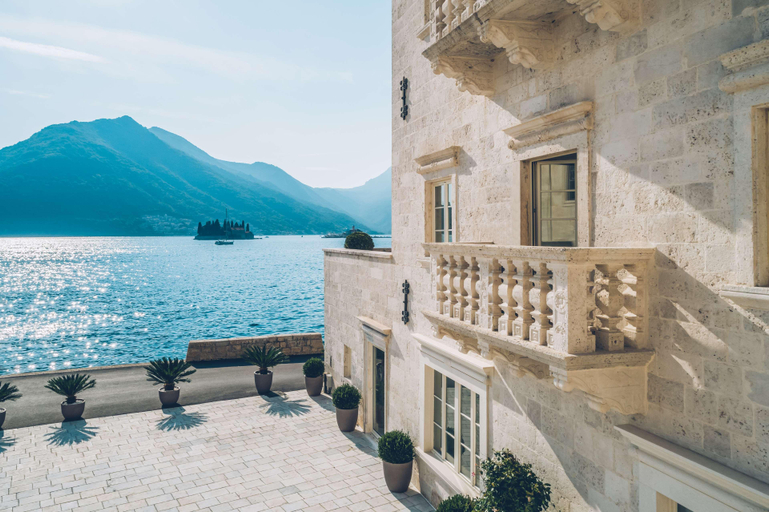 Exterior & Views