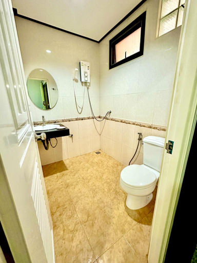 Bathroom 4, Kanjana Sakhon Nakhon Hotel, Muang Sakon Nakhon
