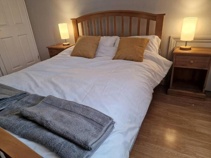Bedroom 2, Spacious 6-bed house - 12 mins Gatwick, West Sussex