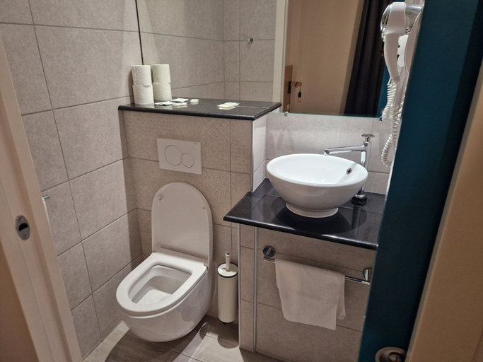 Bathroom 5, Le Phenix Hotel Limoge, Haute-Vienne