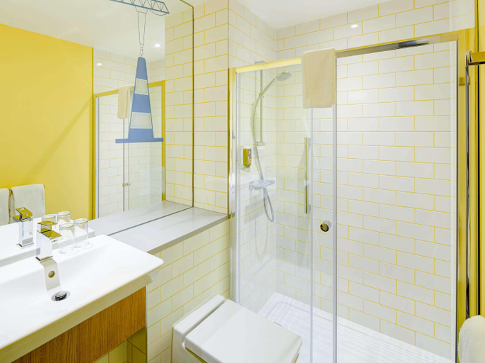 Bathroom 5, ibis Styles Glasgow Centre George Square, Glasgow