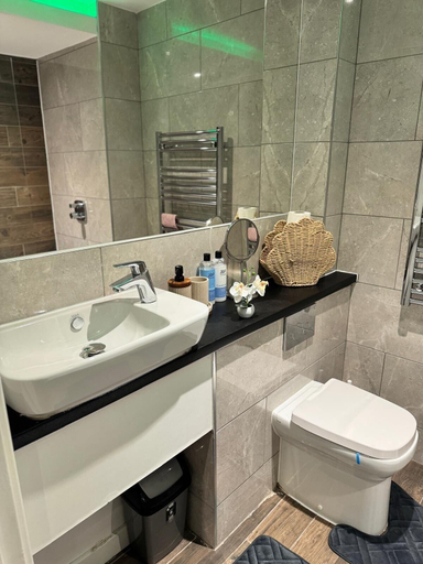 Bathroom 2, Sheffield Centre - Modern 1BR Apartment - Sleeps 3, Sheffield